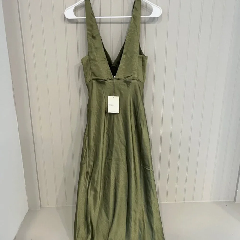Elegant Olive Maxi Dress - Picture 4 of 4